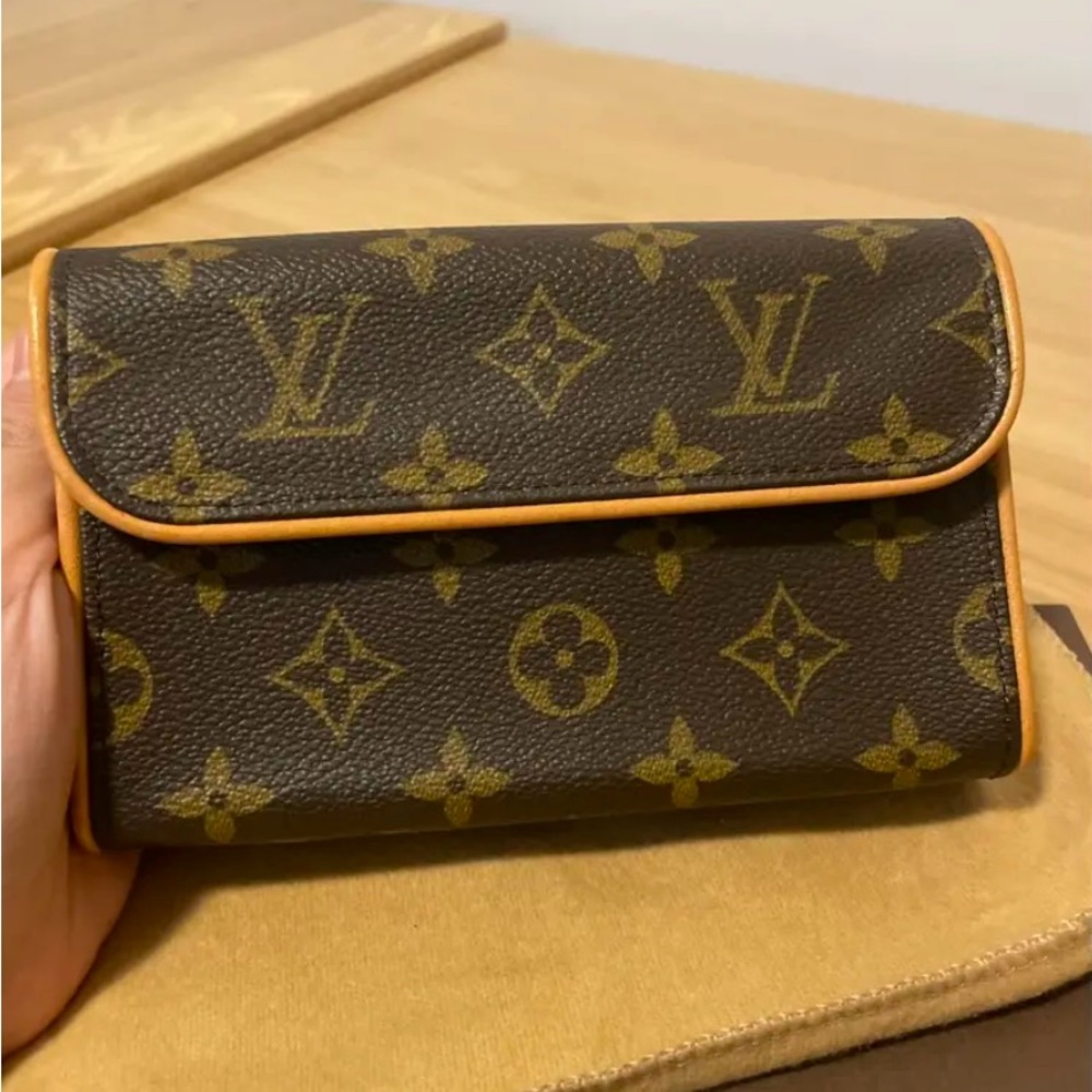 Louis Vuitton florentine pochette 
Excellent condition 
Size XS belt